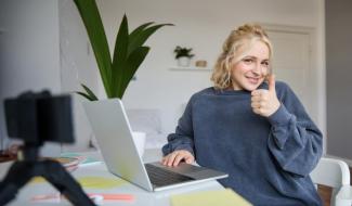 Фото довольного клиента с его новым сайтом, отзыв о работе веб-студии